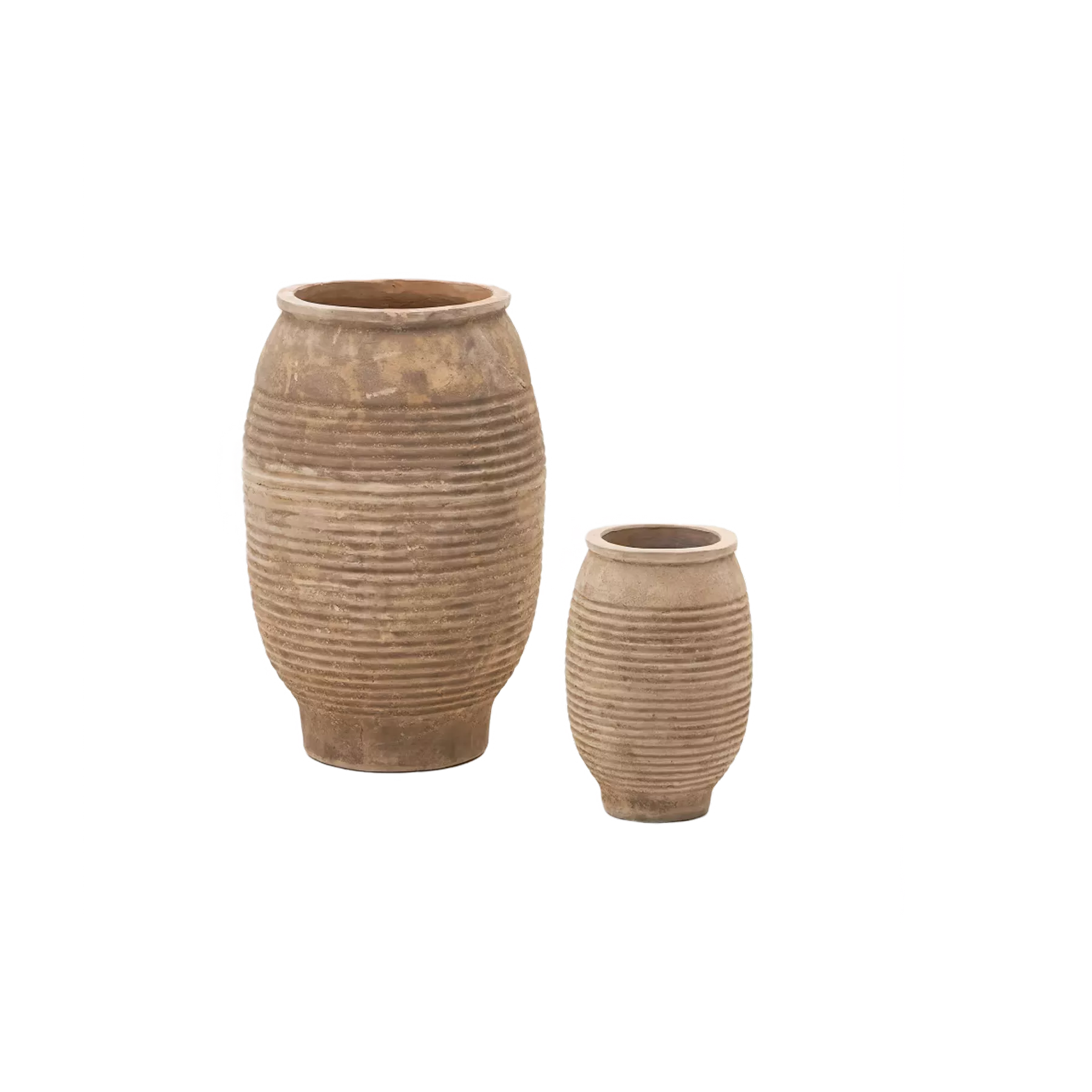 Ensemble de deux vases décoratifs en terre cuite de style méditerranéen avec finition texturée à rainures horizontales. Ces pièces artisanales aux tons naturels s'harmonisent parfaitement avec une décoration bohème ou rustique-chic.