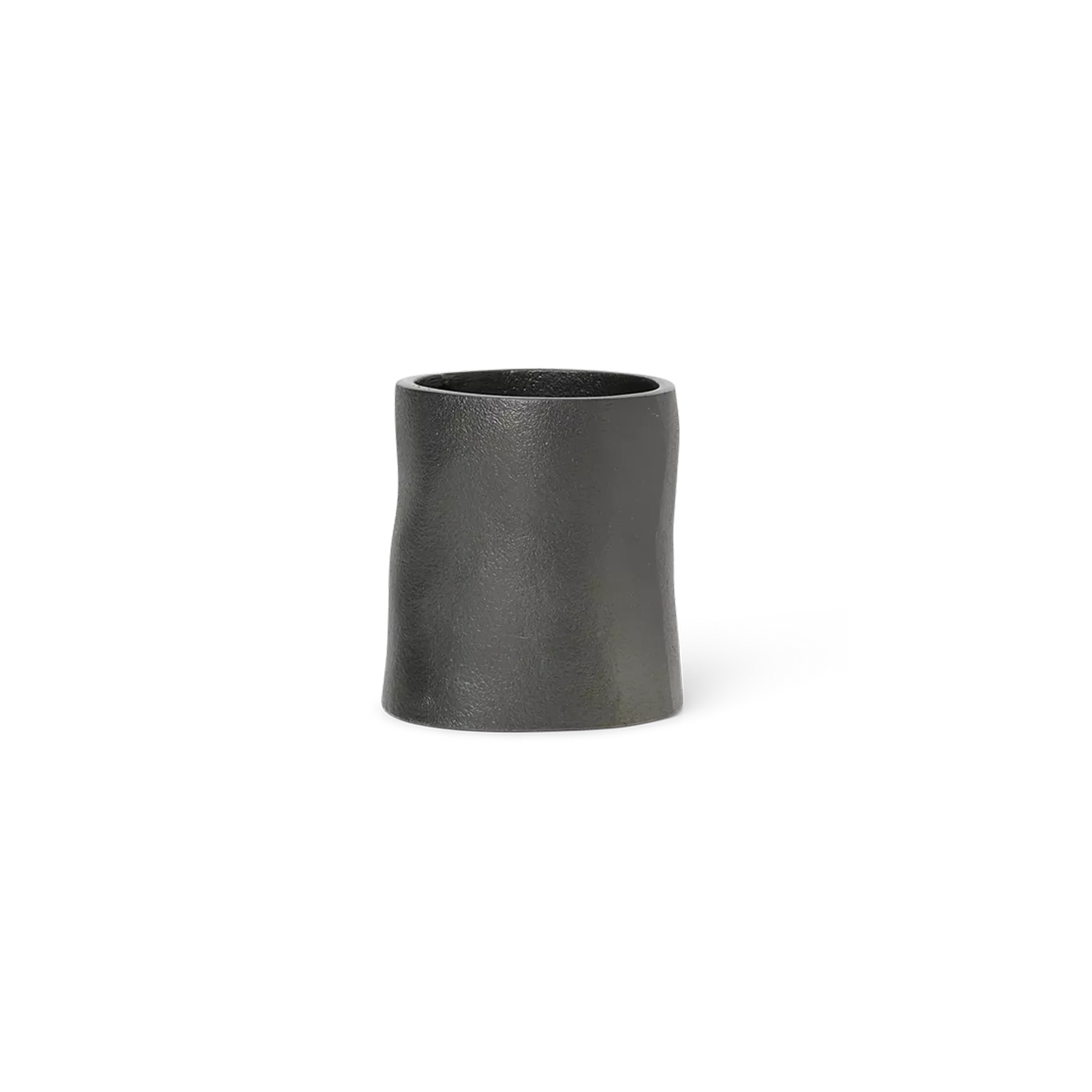 Vase sculptural en céramique artisanale aux finitions irrégulières, dans des tons terracotta et blanc crème. Pièce décorative unique alliant esthétique wabi-sabi et design contemporain, parfaite comme accent sur une étagère ou console.
