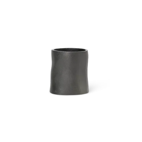 Vase sculptural en céramique artisanale aux finitions irrégulières, dans des tons terracotta et blanc crème. Pièce décorative unique alliant esthétique wabi-sabi et design contemporain, parfaite comme accent sur une étagère ou console.