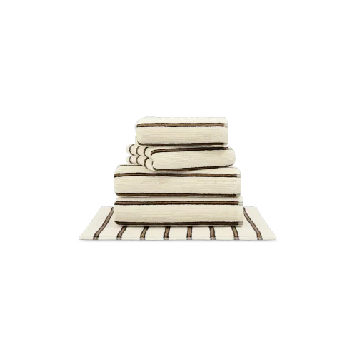 Tapis berbère authentique en laine naturelle non teinte avec motifs géométriques noirs. Pièce artisanale nouée main apportant chaleur, texture et caractère ethnique à tout intérieur contemporain ou bohème, parfait sur parquet ou béton ciré.