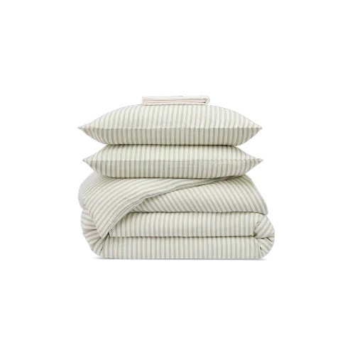 Coussin décoratif en velours de soie plissé vert sauge avec passepoil contrastant doré. Sa texture luxueuse et ses reflets changeants apportent profondeur et sophistication à canapés et lits, créant une ambiance à la fois sereine et élégante.