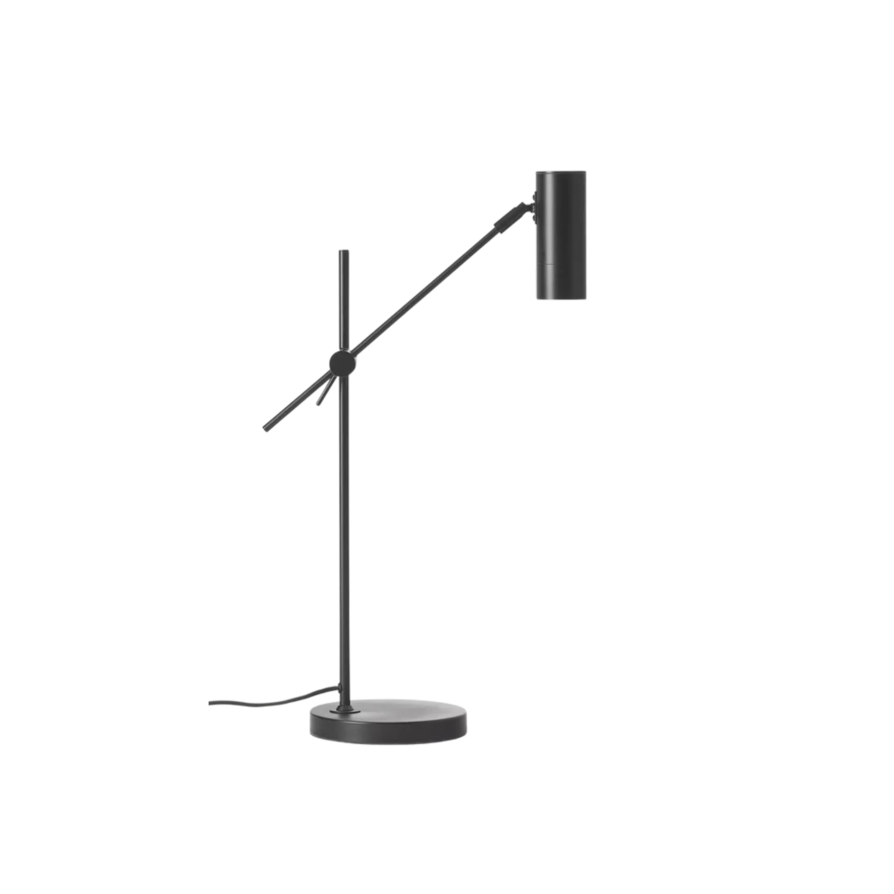 Lampadaire arc sculptural avec base en marbre noir et structure métallique finition nickel brossé. Son abat-jour cylindrique en tissu blanc crée un éclairage indirect parfait pour illuminer un coin lecture ou mettre en valeur un espace conversation.