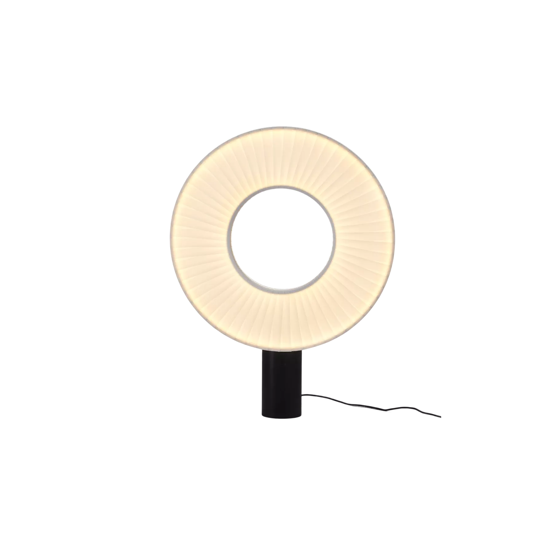 Applique murale articulée en métal noir mat avec diffuseur orientable en laiton perforé. Design industriel revisité apportant caractère et éclairage directionnel, idéale pour encadrer un miroir, illuminer une toile ou créer une ambiance lecture.