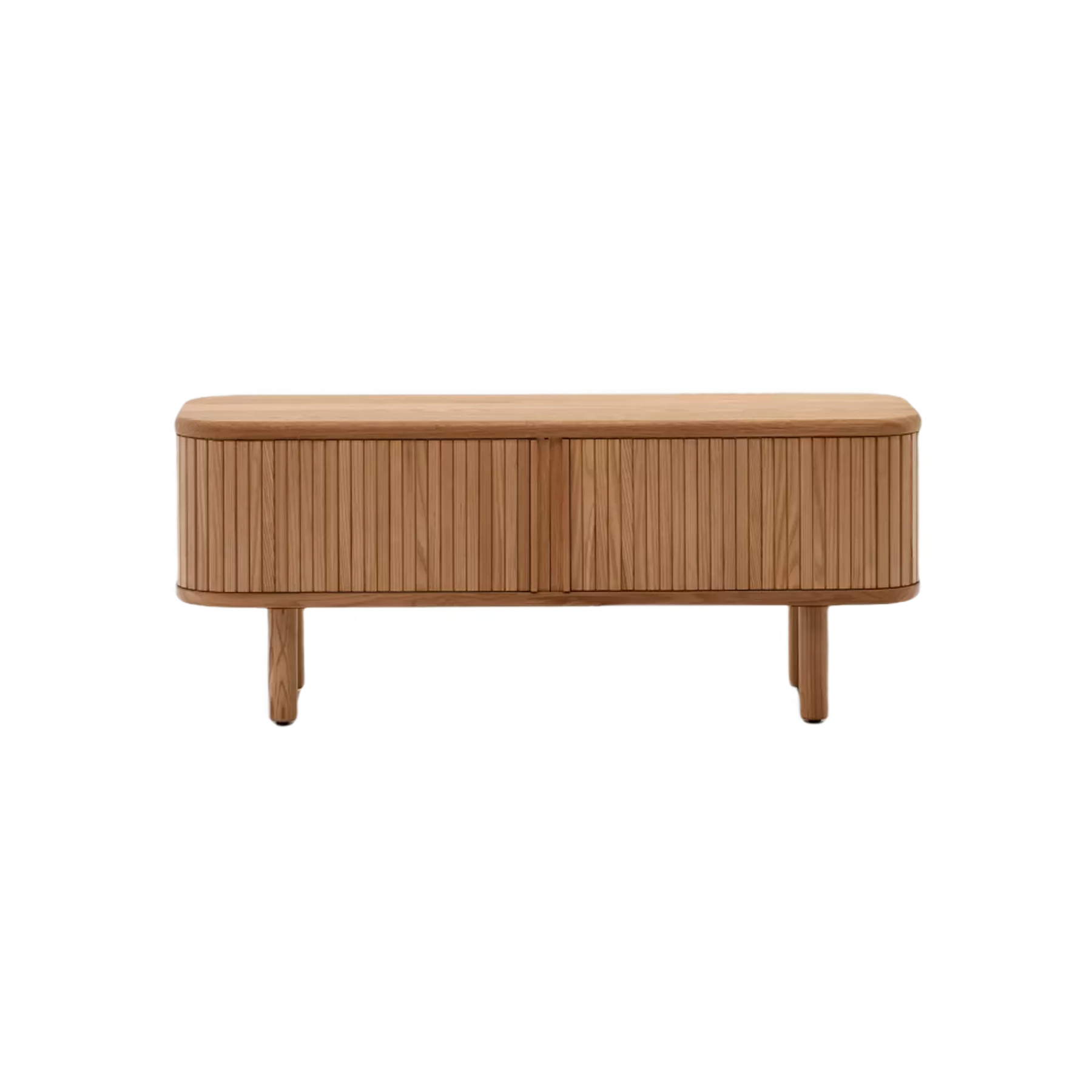 Meuble TV bas en bois de chêne clair avec façade à lamelles et pieds fins. Son design scandinave contemporain allie fonctionnalité et esthétique épurée, offrant un rangement élégant tout en s'intégrant harmonieusement dans un salon moderne.