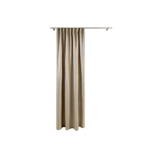 Rideau en lin naturel beige avec tringle minimaliste en métal argenté. Sa texture authentique laisse délicatement filtrer la lumière tout en préservant l'intimité, apportant une touche de douceur et d'élégance intemporelle à toute pièce.