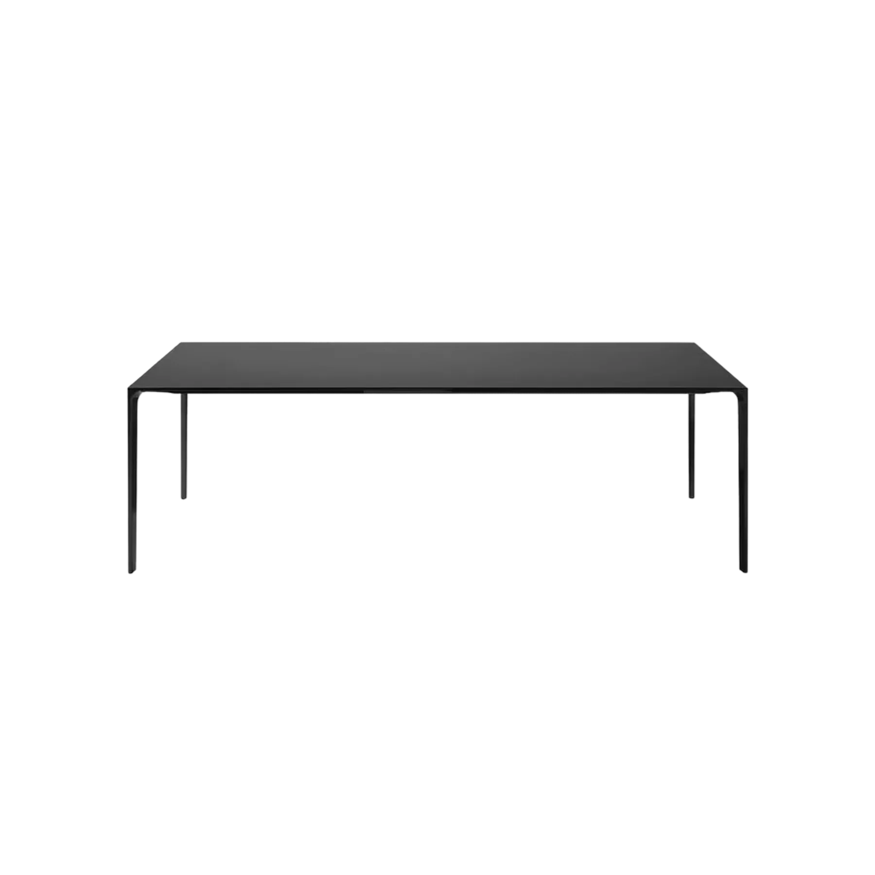 Table à manger rectangulaire en chêne massif brossé avec bords biseautés et piètement central en métal noir. Alliance de chaleur du bois et lignes contemporaines pour un meuble convivial accueillant jusqu'à huit convives dans un style intemporel.